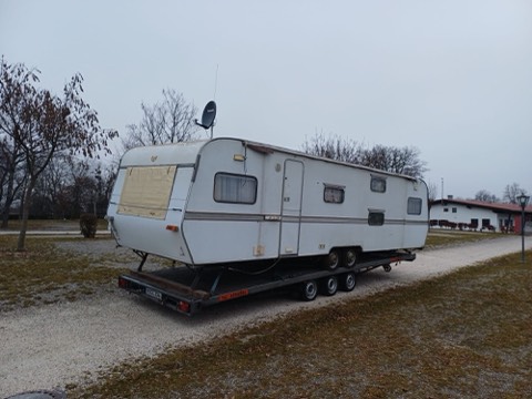 Großer Wohnwagen auf dem Transportanhänger