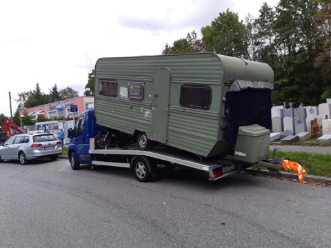 Wohnwagen auf dem Transporter